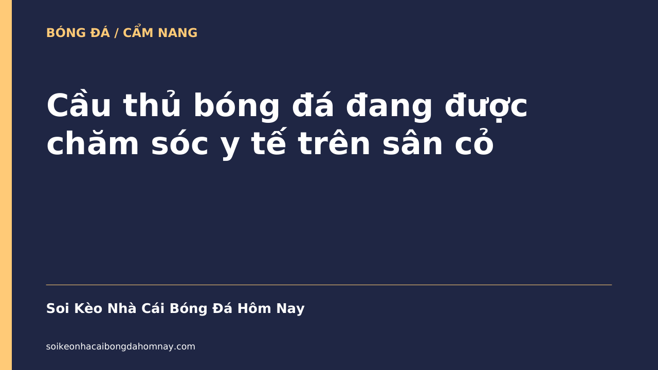 Cầu thủ bóng đá đang được chăm sóc y tế trên sân cỏ